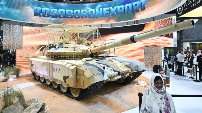 Танк Т-90МС на стенде Рособоронэкспорта на выставке IDEX 2025 в Объединенных Арабских Эмиратах