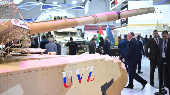 Танк Т-90МС на стенде Рособоронэкспорта на выставке IDEX 2025 в Объединенных Арабских Эмиратах