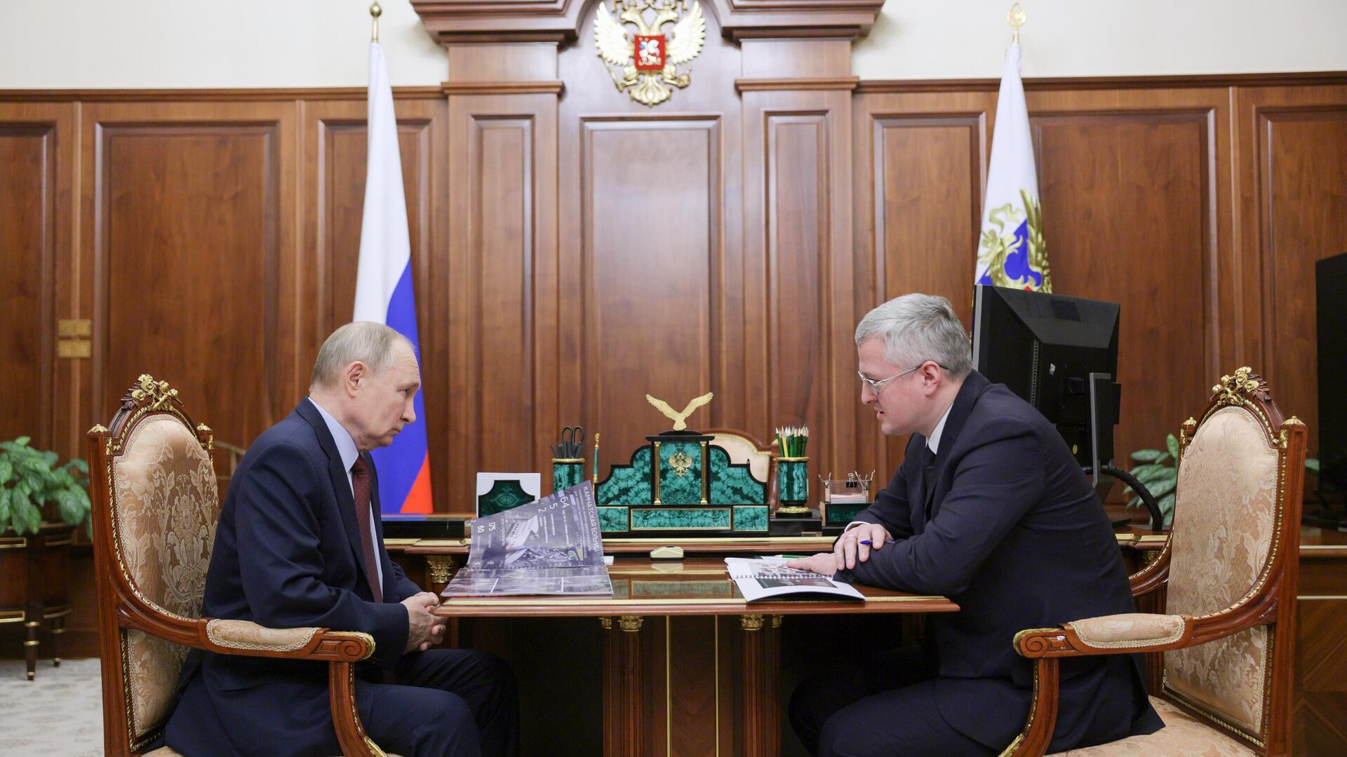 Рабочая встреча президента Владимира Путина с губернатором Камчатского края В. Солодовым - РИА Новости, 1920, 17.02.2025