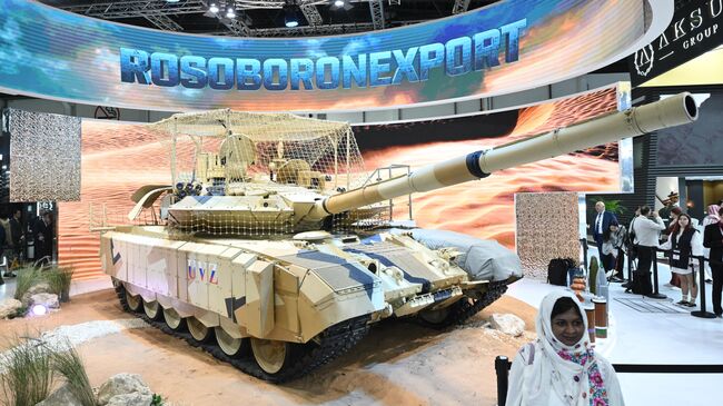 Танк Т-90МС на стенде Рособоронэкспорта на выставке IDEX 2025 в Объединенных Арабских Эмиратах