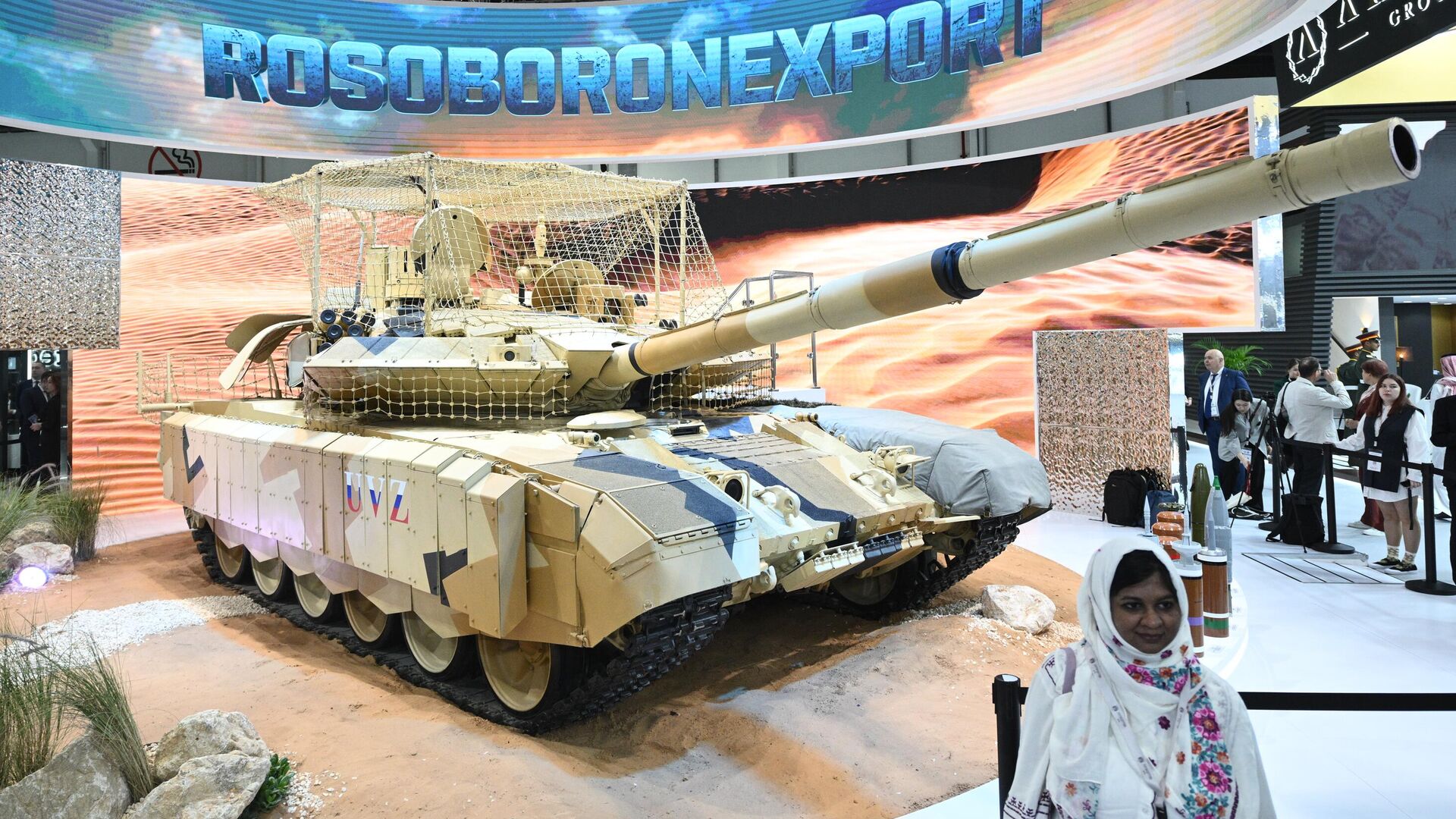 Танк Т-90МС на стенде Рособоронэкспорта на выставке IDEX 2025 в Объединенных Арабских Эмиратах - РИА Новости, 1920, 19.02.2025