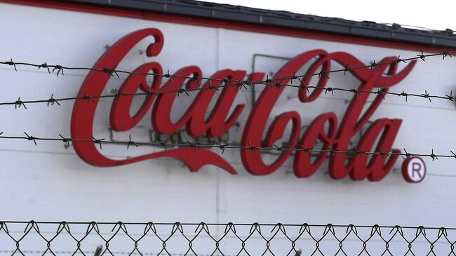 Логотип компании Coca-Cola на стене заводского цеха в Красноярске