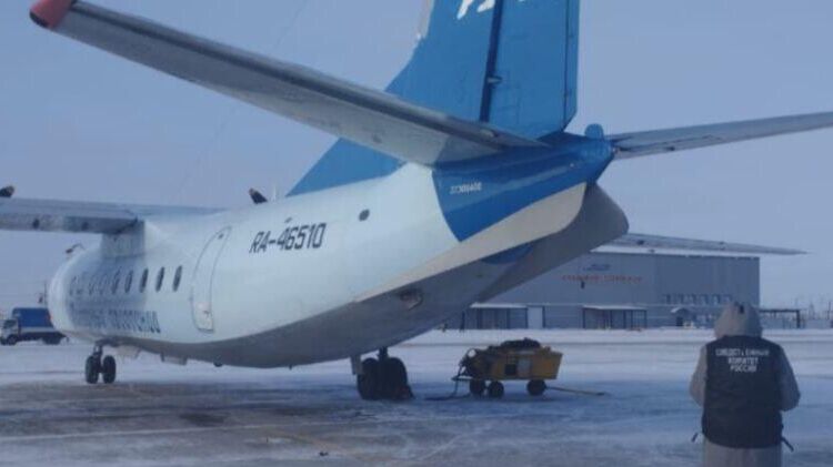 Самолет Ан-24, совершивший аварийную посадку из-за поломки шасси, в аэропорту Олекминска - РИА Новости, 1920, 18.02.2025