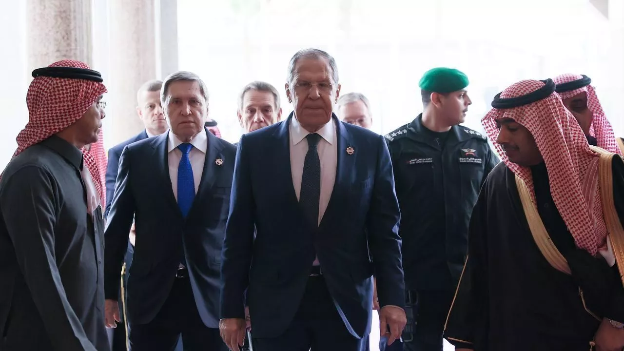 Российская делегация прибыла на место проведения встречи с американской делегацией в Эр-Рияде - РИА Новости, 1920, 18.02.2025