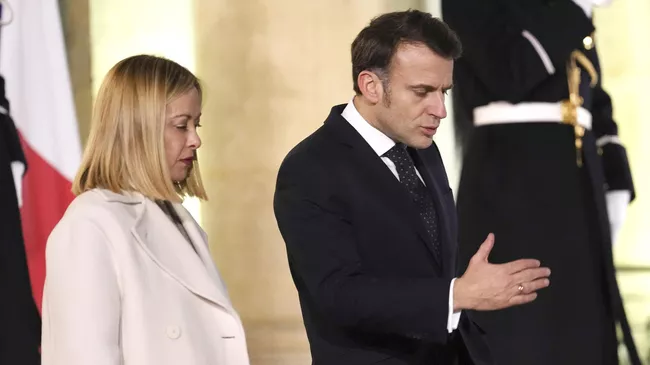 Премьер-министр Италии Джорджа Мелони и президент Франции Эммануэль Макрон после саммита по Украине в Париже. 17 февраля 2025
