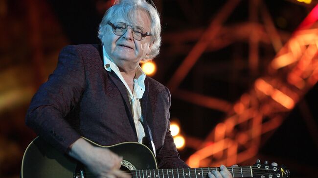 Певец, композитор Юрий Антонов выступает на праздничном концерте Россия молодая в акватории Ялты Певец, композитор Юрий Антонов выступает на праздничном концерте Россия молодая в акватории Ялты