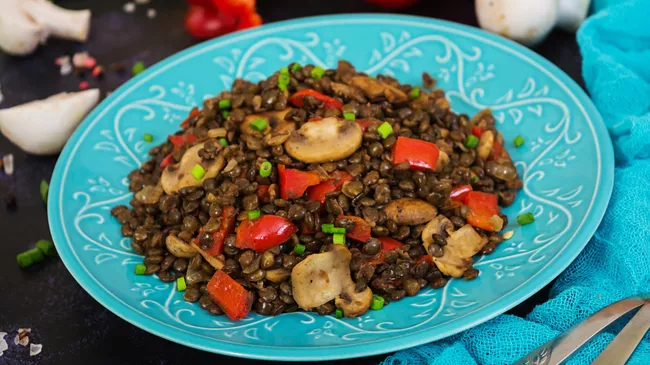 Чечевица с шампиньонами и перцем