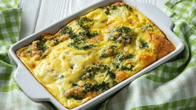 Запеченная брокколи с яйцами и сыром