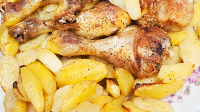 Картошка с куриными ножками в духовке