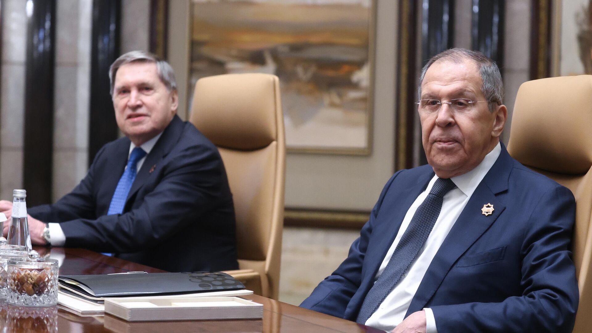 Министр иностранных дел РФ Сергей Лавров и помощник президента РФ Юрий Ушаков во время двусторонних переговоров представителей РФ и США по Украине - РИА Новости, 1920, 18.02.2025