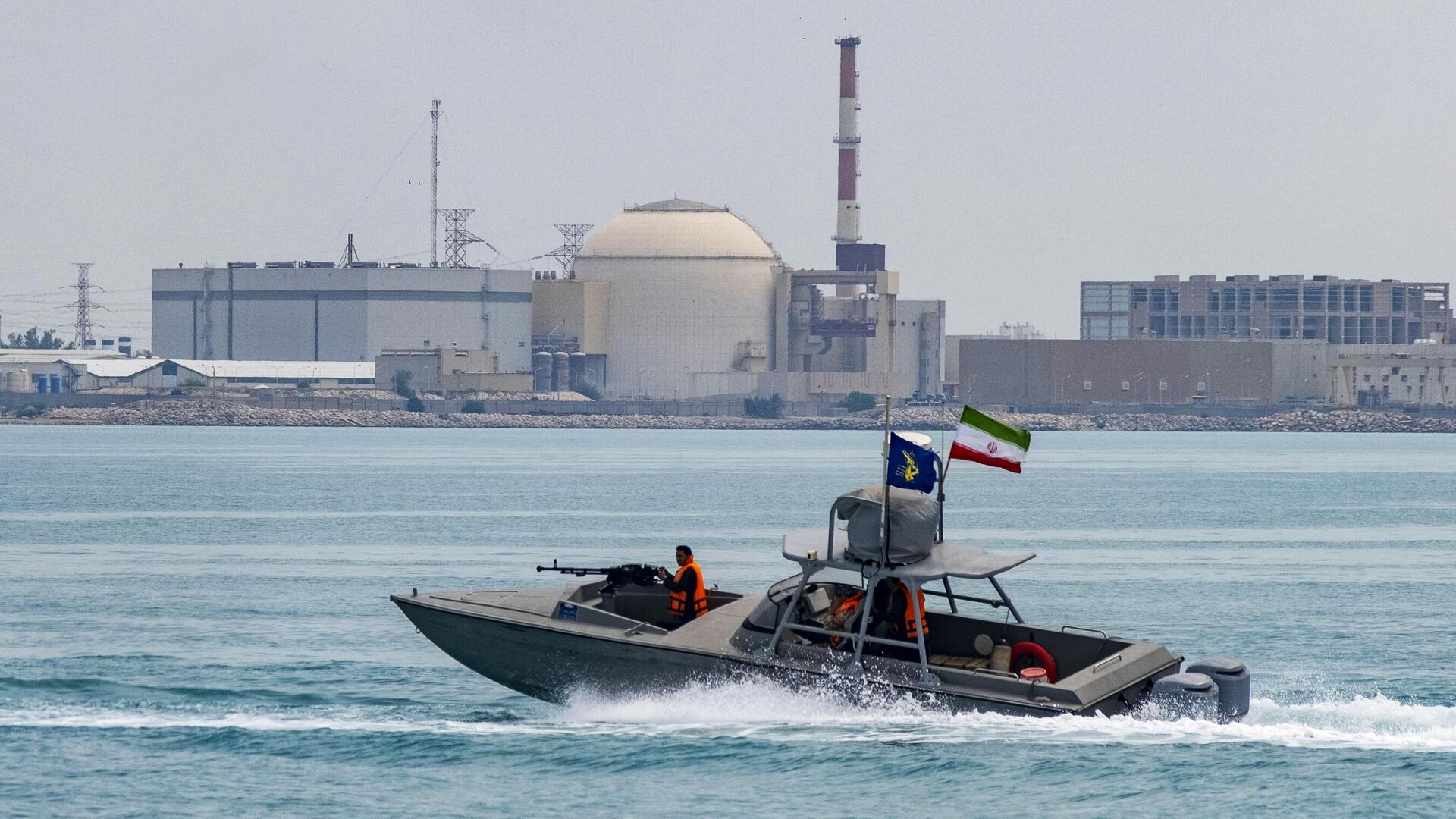 Катер КСИР в Персидском заливе недалеко от атомной электростанции Бушер - РИА Новости, 1920, 19.02.2025