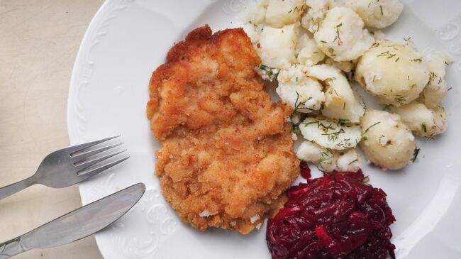 Свиная отбивная с свеклой и картошкой