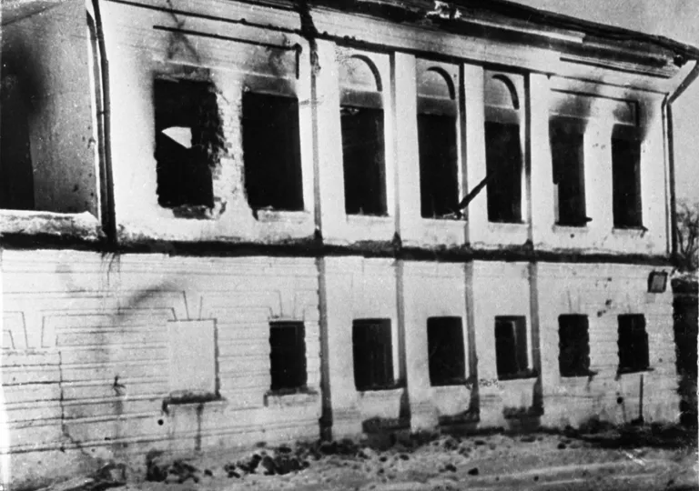 Сожженное немецкими захватчиками здание школы в Верее. Январь 1942 года