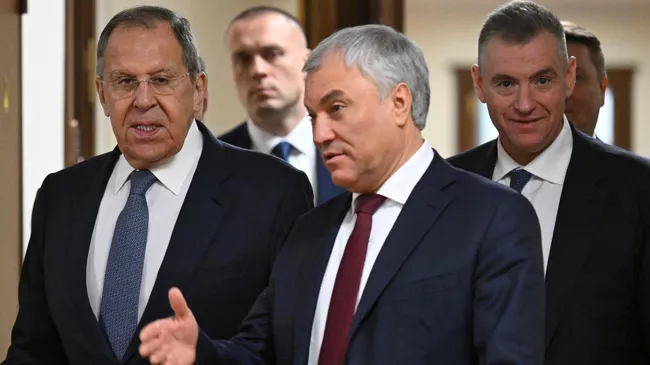 Министр иностранных дел РФ Сергей Лавров, председатель Государственной Думы РФ Вячеслав Володин и председатель ЛДПР, Леонид Слуцкий перед началом Правительственного часа в Государственной Думе РФ. 19 февраля 2025