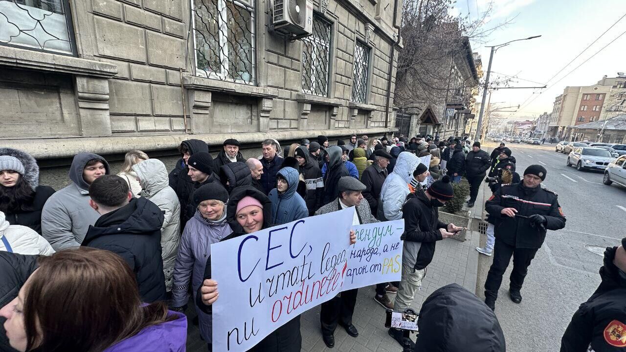 Партия Сердце Молдовы проводит пикет у здания ЦИК в Кишиневе - РИА Новости, 1920, 19.02.2025