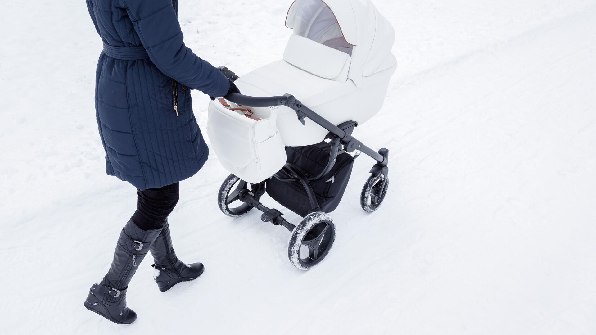 Yuqori poshnali qizlarning yalangoch fotosuratlari Trans uning jinsiy azosiga tegmasdan keldi.