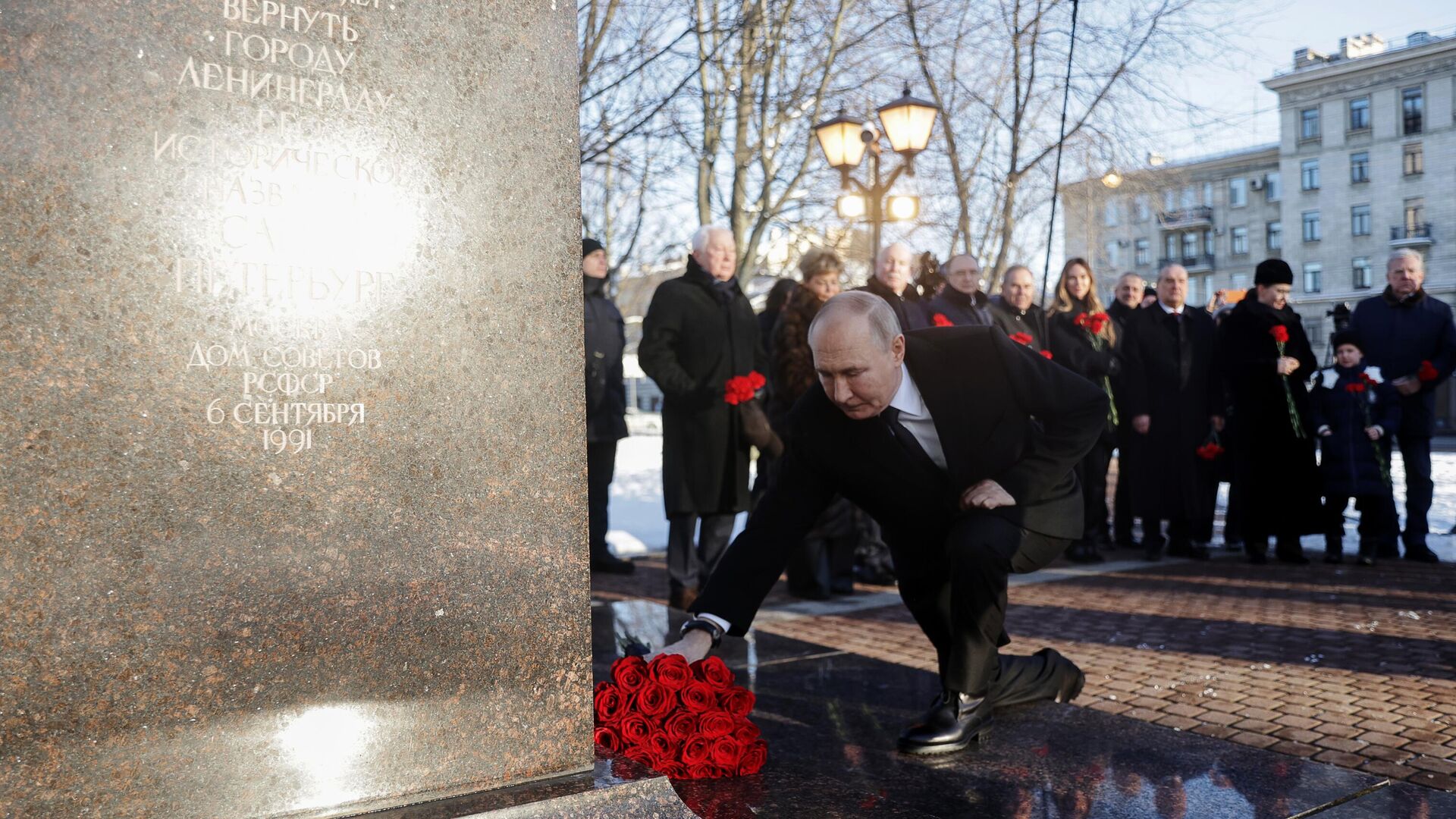 Президент РФ Владимир Путин на церемонии возложения цветов к памятнику первому мэру Санкт-Петербурга Анатолию Собчаку Президент РФ Владимир Путин на церемонии возложения цветов к памятнику первому мэру Санкт-Петербурга Анатолию Собчаку - РИА Новости, 1920, 19.02.2025