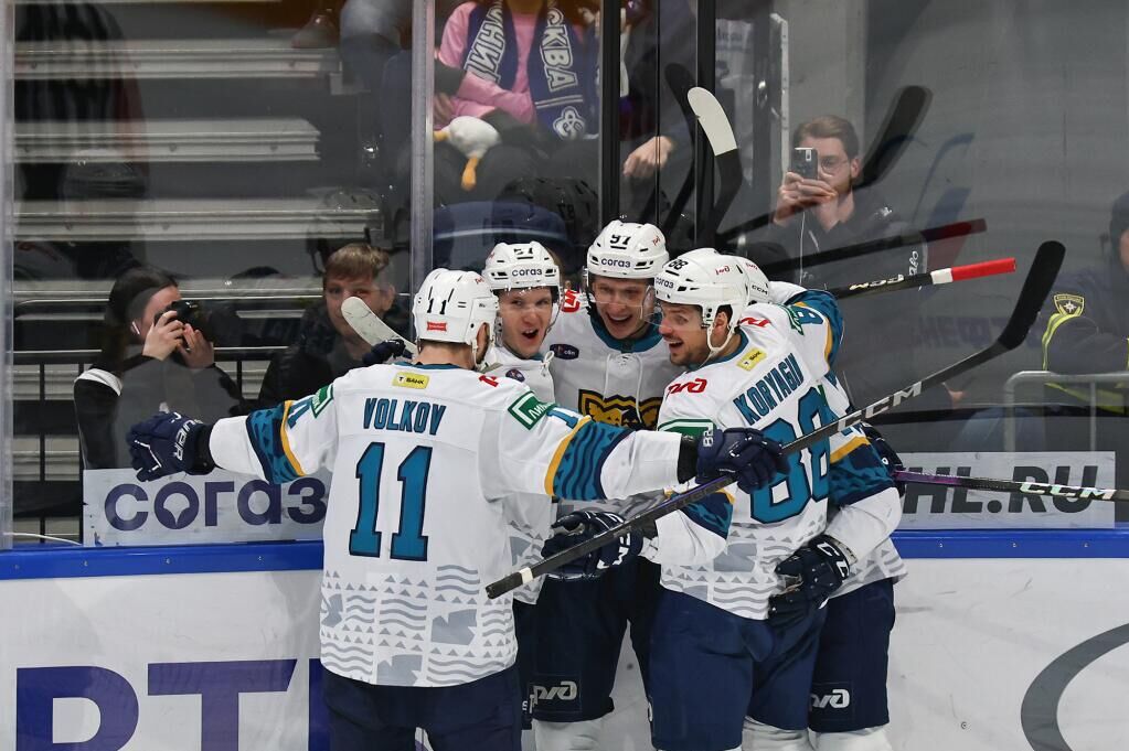 Хоккеист Сочи Даниил Сероух (по центру) празднует гол - РИА Новости, 1920, 20.02.2025
