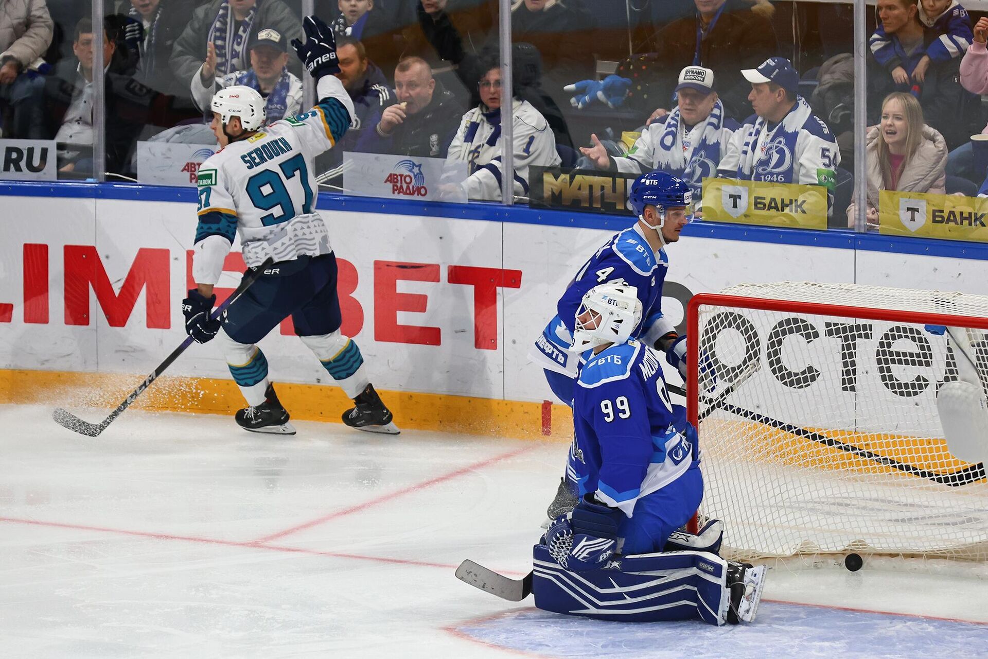 Хоккеист Сочи Даниил Сероух (слева) празднует гол - РИА Новости, 1920, 20.02.2025