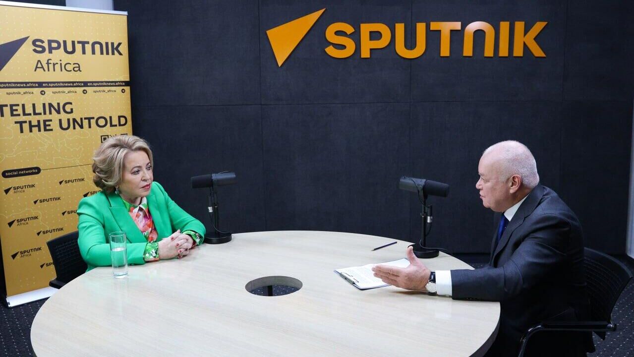 Спикер Совета Федерации Валентина Матвиенко и гендиректор медиагруппы Россия сегодня Дмитрий Киселев во время интервью. 19 февраля 2025 - РИА Новости, 1920, 19.02.2025