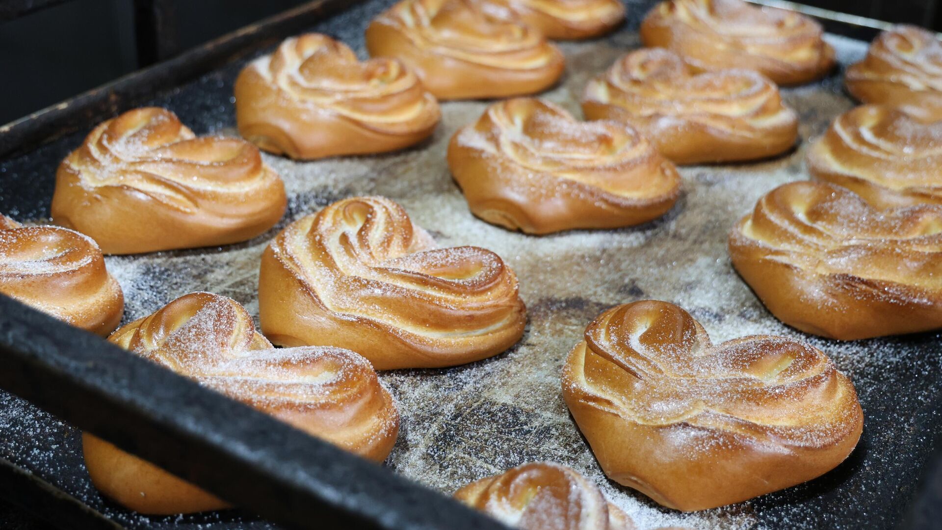 Выпечка сладких булочек  - РИА Новости, 1920, 06.11.2025