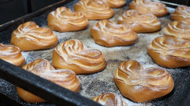 Выпечка сладких булочек 