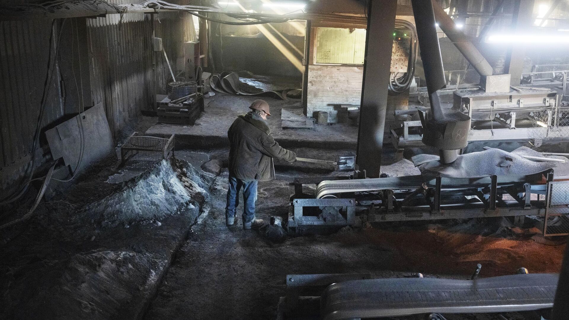 Рабочий обрабатывает руду для очистки ильменита на ведущей в Украине компании по добыче титана в Кировоградской области Рабочий обрабатывает руду для очистки ильменита на ведущей в Украине компании по добыче титана в Кировоградской области - РИА Новости, 1920, 05.03.2025