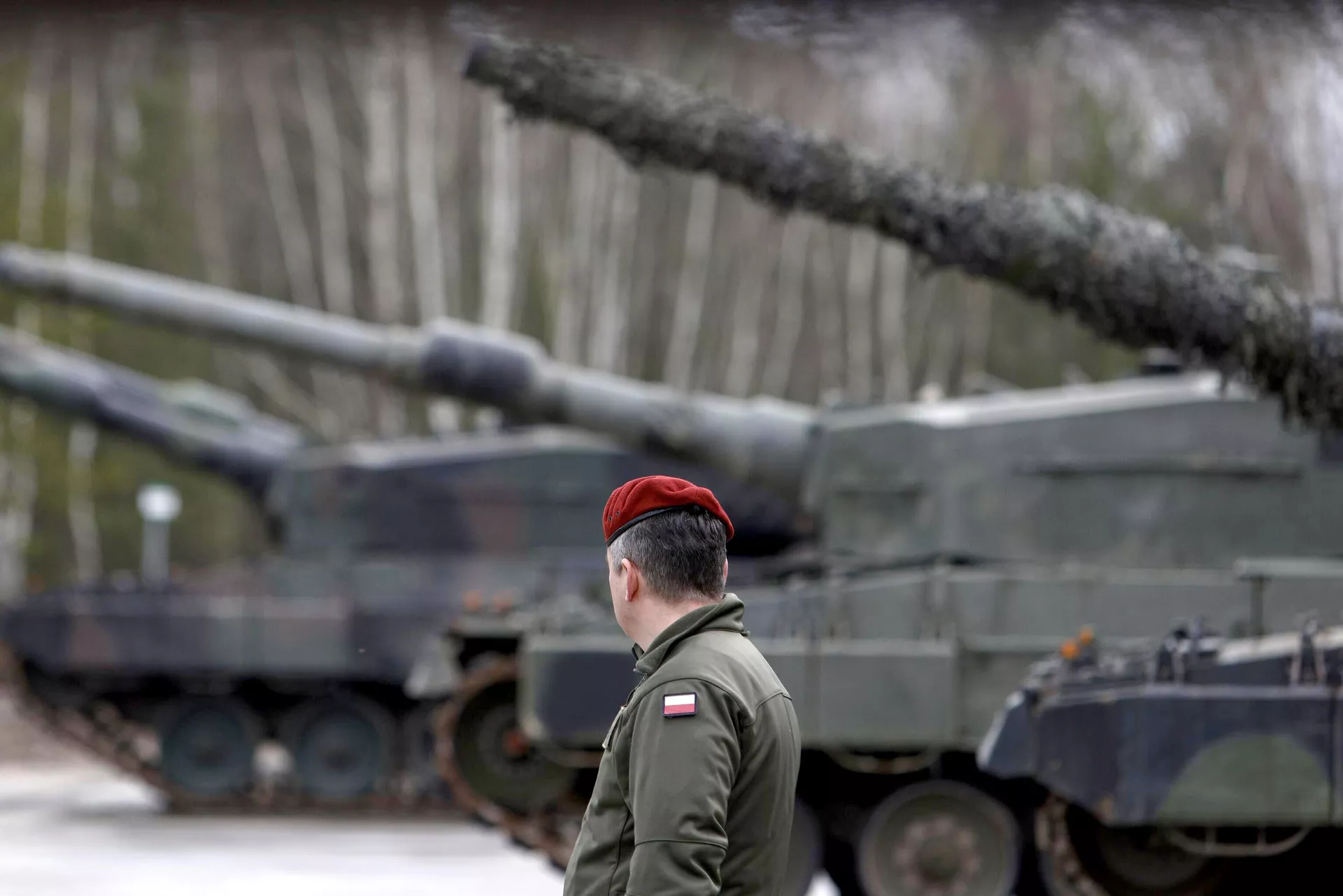 Польский военный рядом с танками Leoapard 2 во время учений в рамках военной помощи ЕС Украине на военной базе в Светошове Польский военный рядом с танками Leoapard 2 во время учений в рамках военной помощи ЕС Украине на военной базе в Светошове - РИА Новости, 1920, 12.11.2025