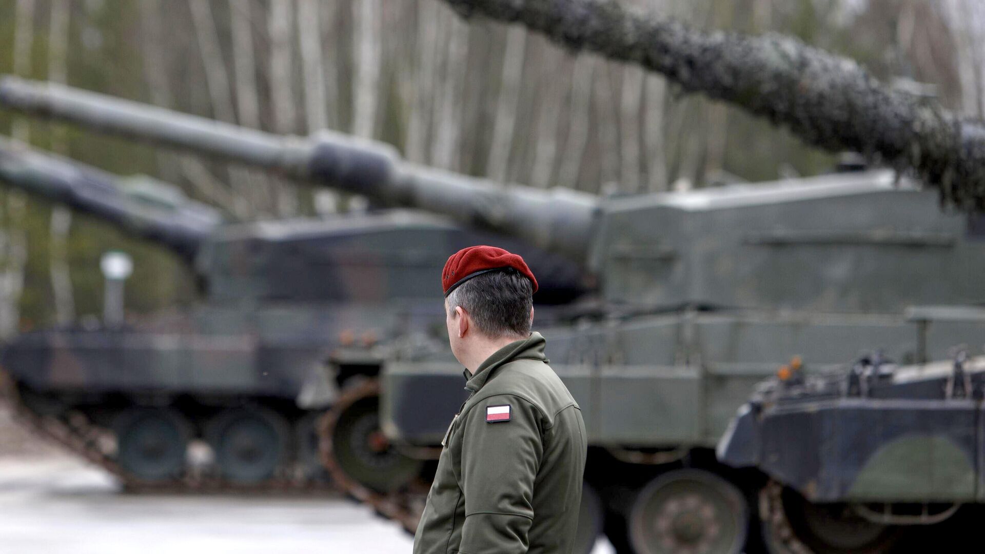 Польский военный рядом с танками Leoapard 2 во время учений в рамках военной помощи ЕС Украине - РИА Новости, 1920, 24.02.2024