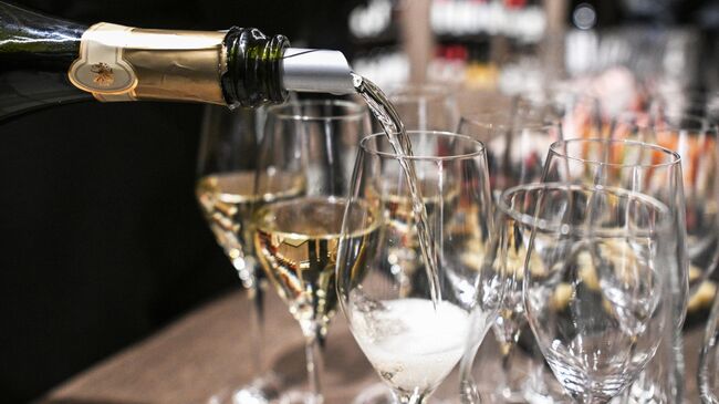 Разлив вина