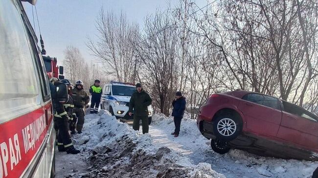 Иномарка сбила женщину и подростка в Анжеро-Судженске Кемеровской области 