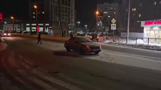 Место происшествия, где водитель автомобиля на пешеходном переходе сбил двух девочек-школьниц в Казани