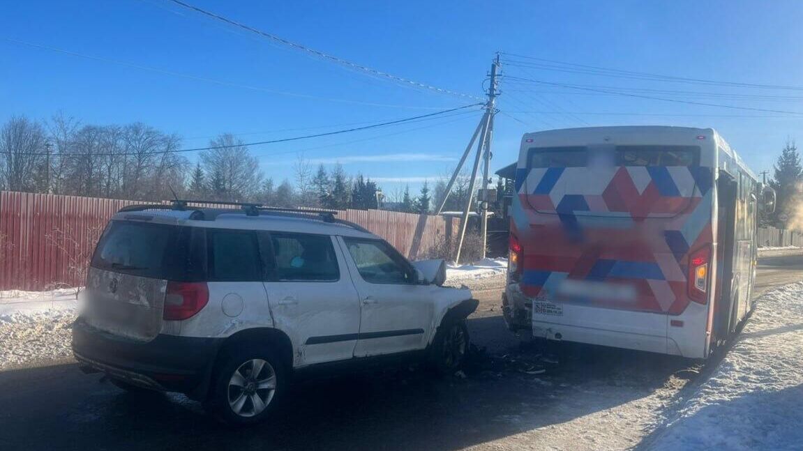 ДТП с пассажирским автобусом на 3 км автодороги Большая Ижора-Бронка-Пеники в Ломоносовском районе Ленинградской области - РИА Новости, 1920, 20.02.2025
