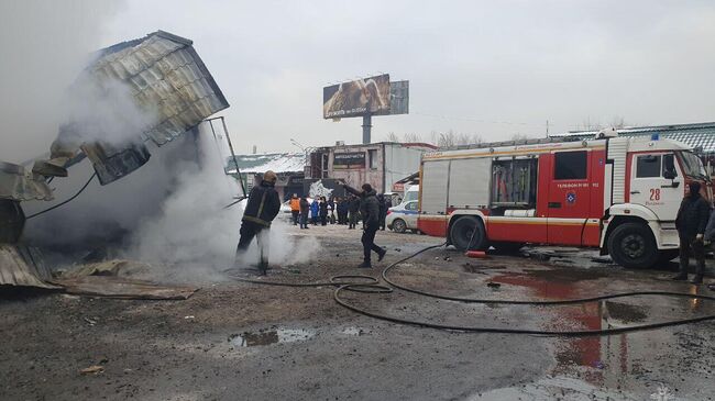 Сотрудники МЧС России ликвидируют пожар на Варшавском шоссе 