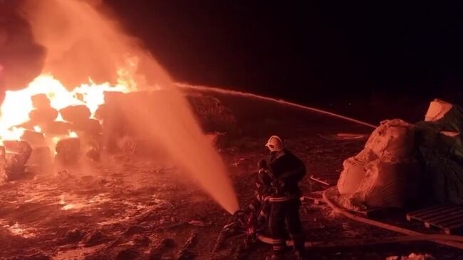 Ликвидация пожара на складе вторсырья в Калужской области