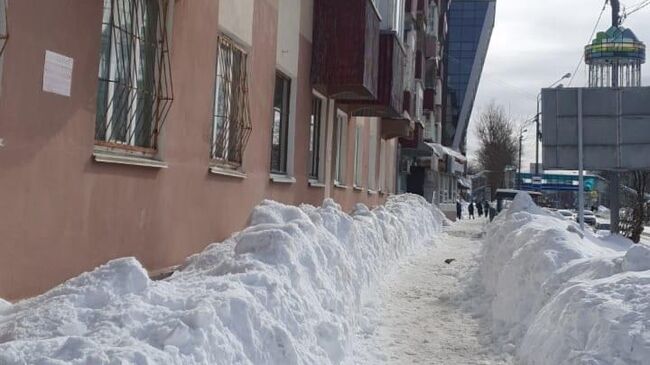 Место схода наледи с крыши здания в Южно-Сахалинске