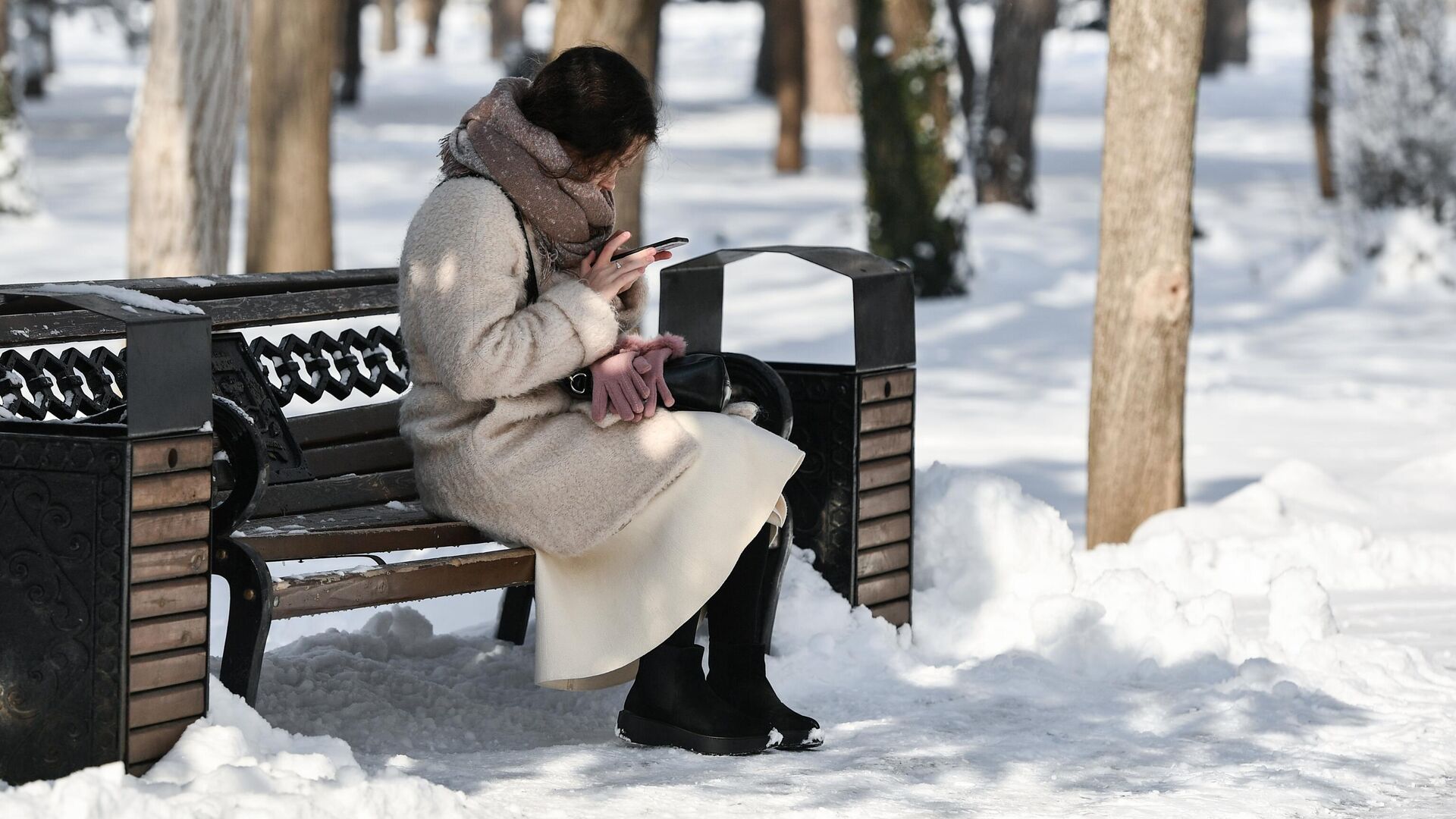 Девушка в Гагаринском парке в Симферополе - РИА Новости, 1920, 21.02.2025