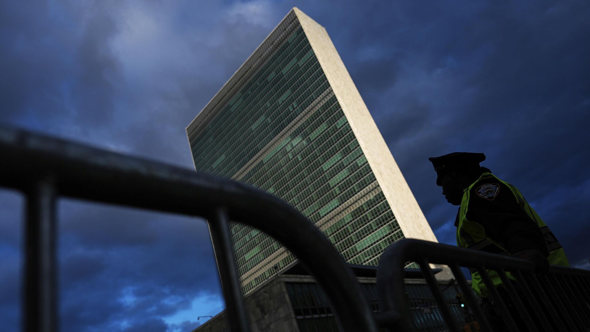 Полицейский у здания штаб-квартиры ООН в Нью-Йорке Полицейский у здания штаб-квартиры ООН в Нью-Йорке - РИА Новости, 1920, 18.12.2025