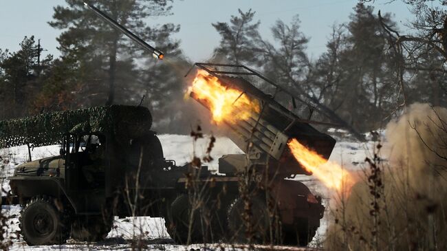 Российские военные ведут огонь в зоне СВО