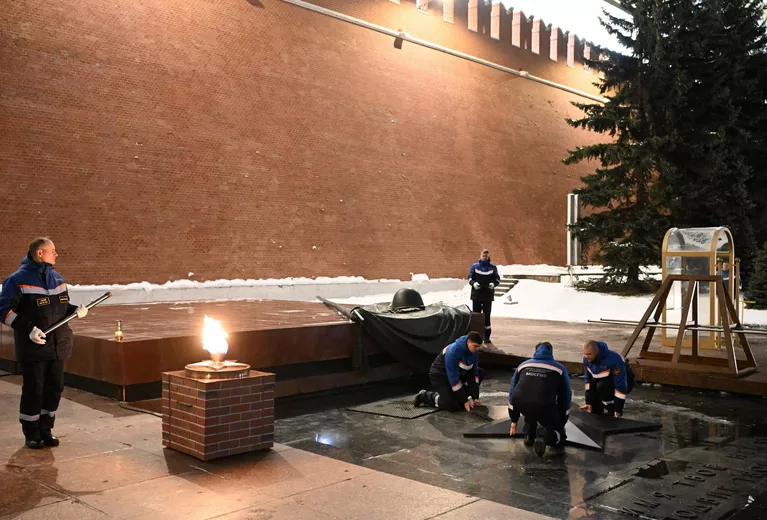Профилактика горелки Вечного огня у Могилы Неизвестного солдата Профилактика горелки Вечного огня у Могилы Неизвестного солдата