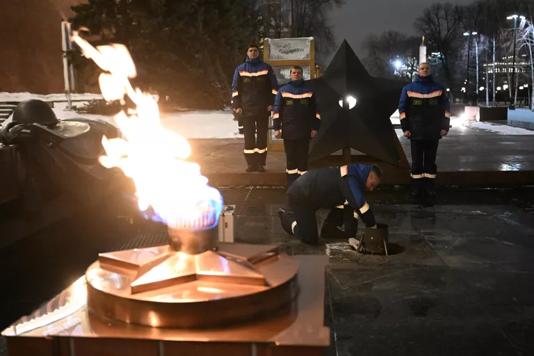 Профилактика горелки Вечного огня у Могилы Неизвестного солдата Профилактика горелки Вечного огня у Могилы Неизвестного солдата