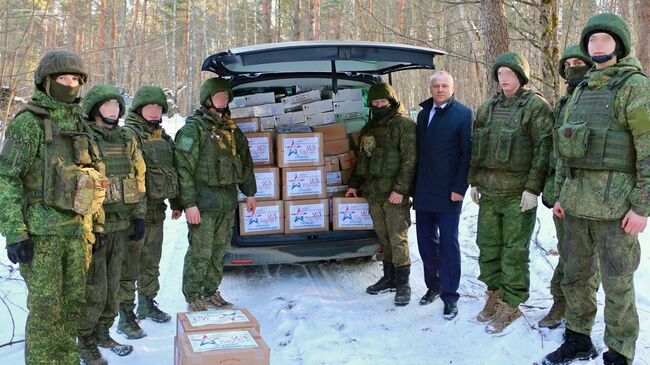 На разгрузке гуманитарного груза для пограничников от Брянской областной думы