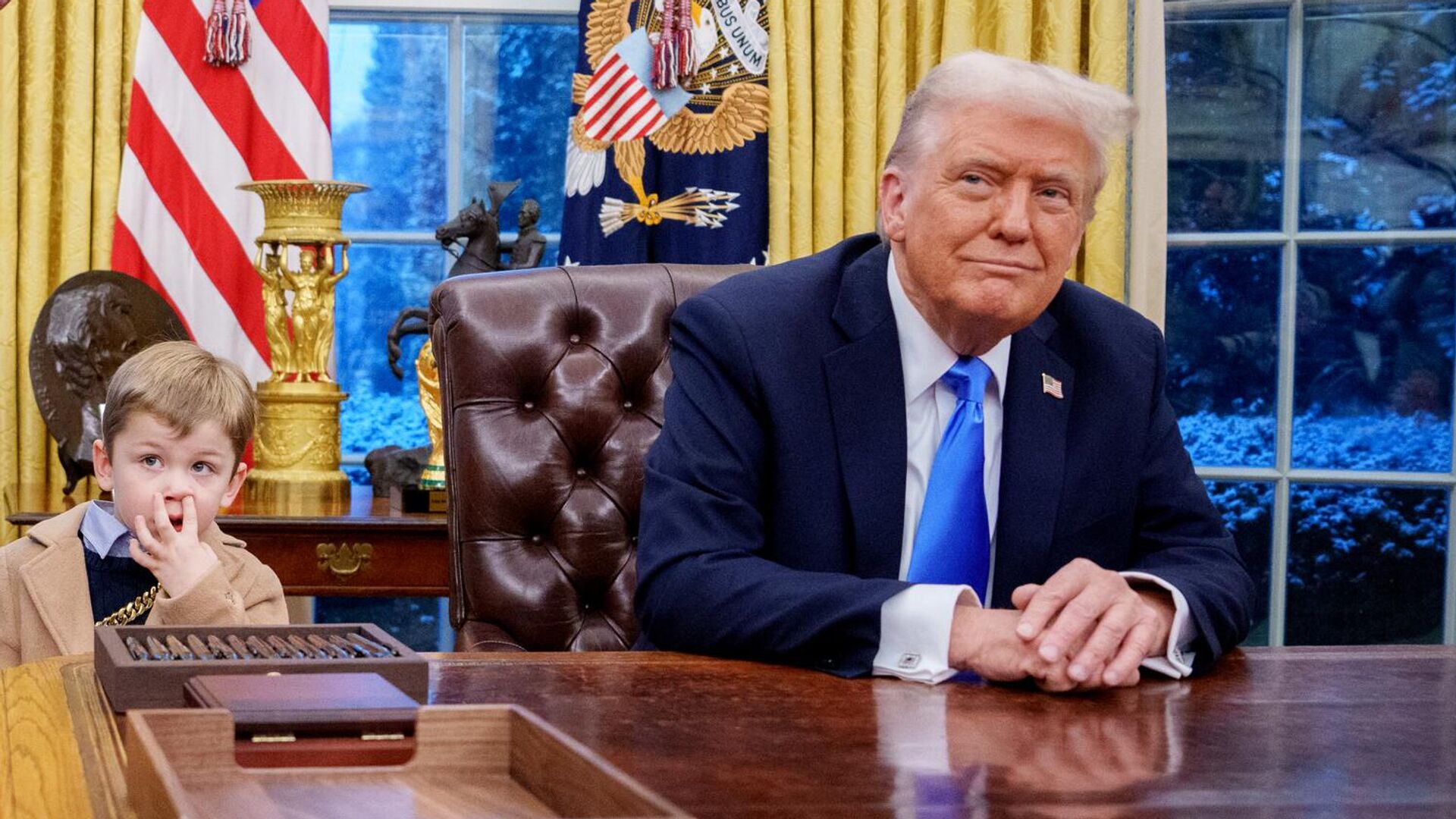 Президент США Дональд Трамп и сын Илона Маска в Овальном кабинете Белого дома Президент США Дональд Трамп и сын Илона Маска в Овальном кабинете Белого дома - РИА Новости, 1920, 21.02.2025