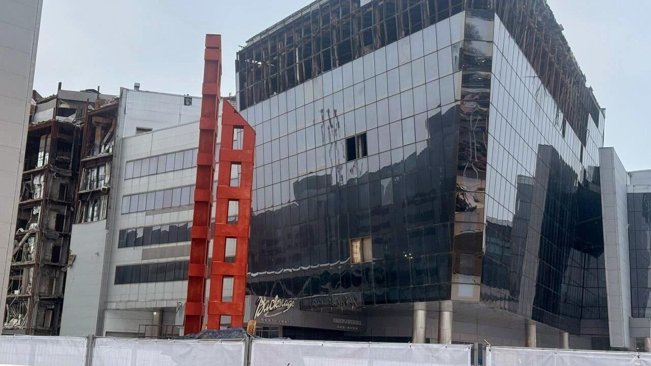 Мемориал в память о жертвах теракта начали возводить у Крокуса - РИА Новости, 1920, 27.02.2025