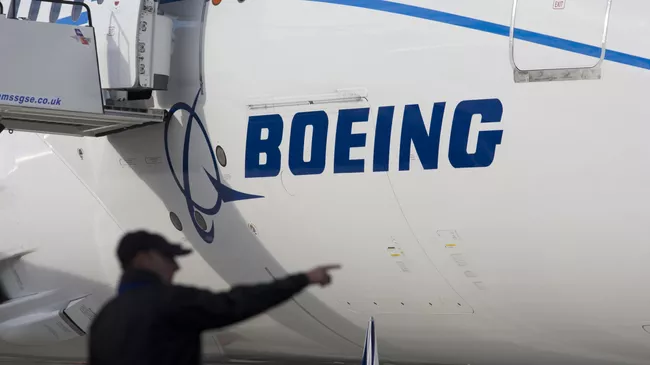 Логотип Boeing на борту самолета