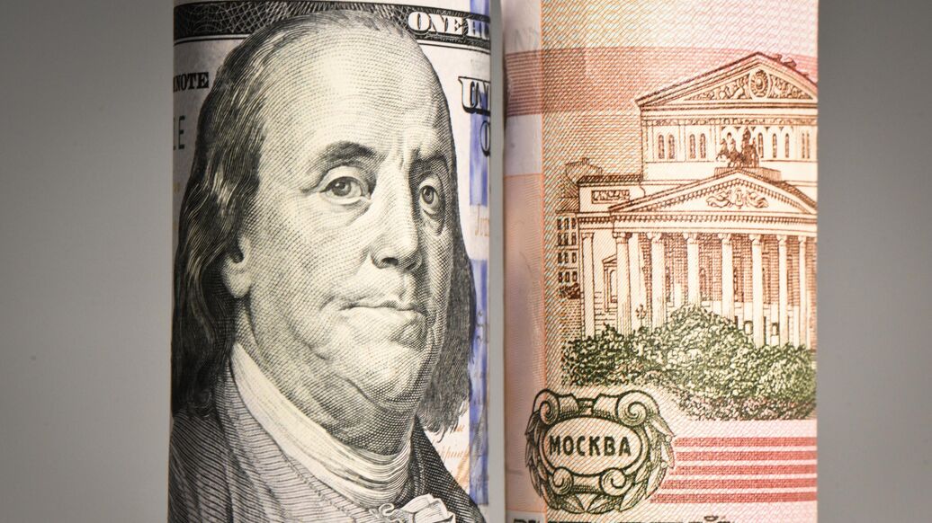 Россиянам объяснили, кто толкает рубль вверх, а доллар вниз