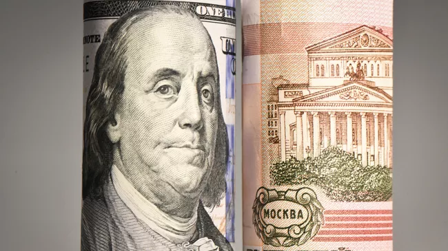 Денежные купюры Банка России и долларов США