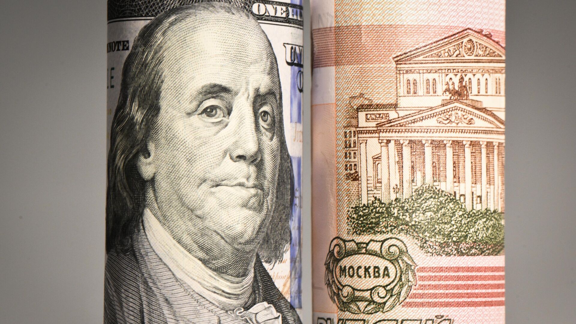 Денежные купюры Банка России и долларов США - РИА Новости, 1920, 18.06.2025