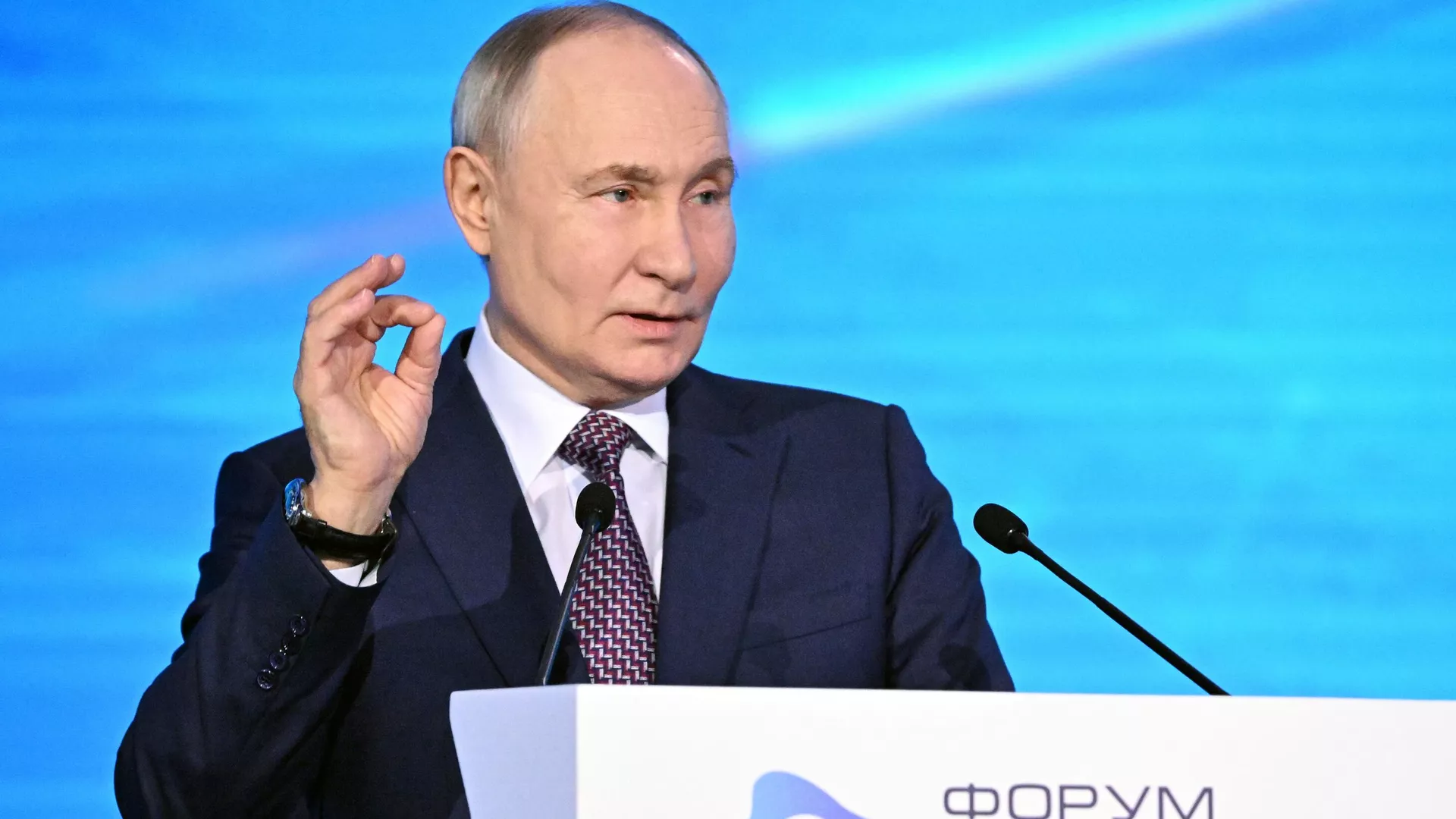 Президент РФ Владимир Путин выступает на пленарном заседании Форума будущих технологий в Москве - РИА Новости, 1920, 21.02.2025