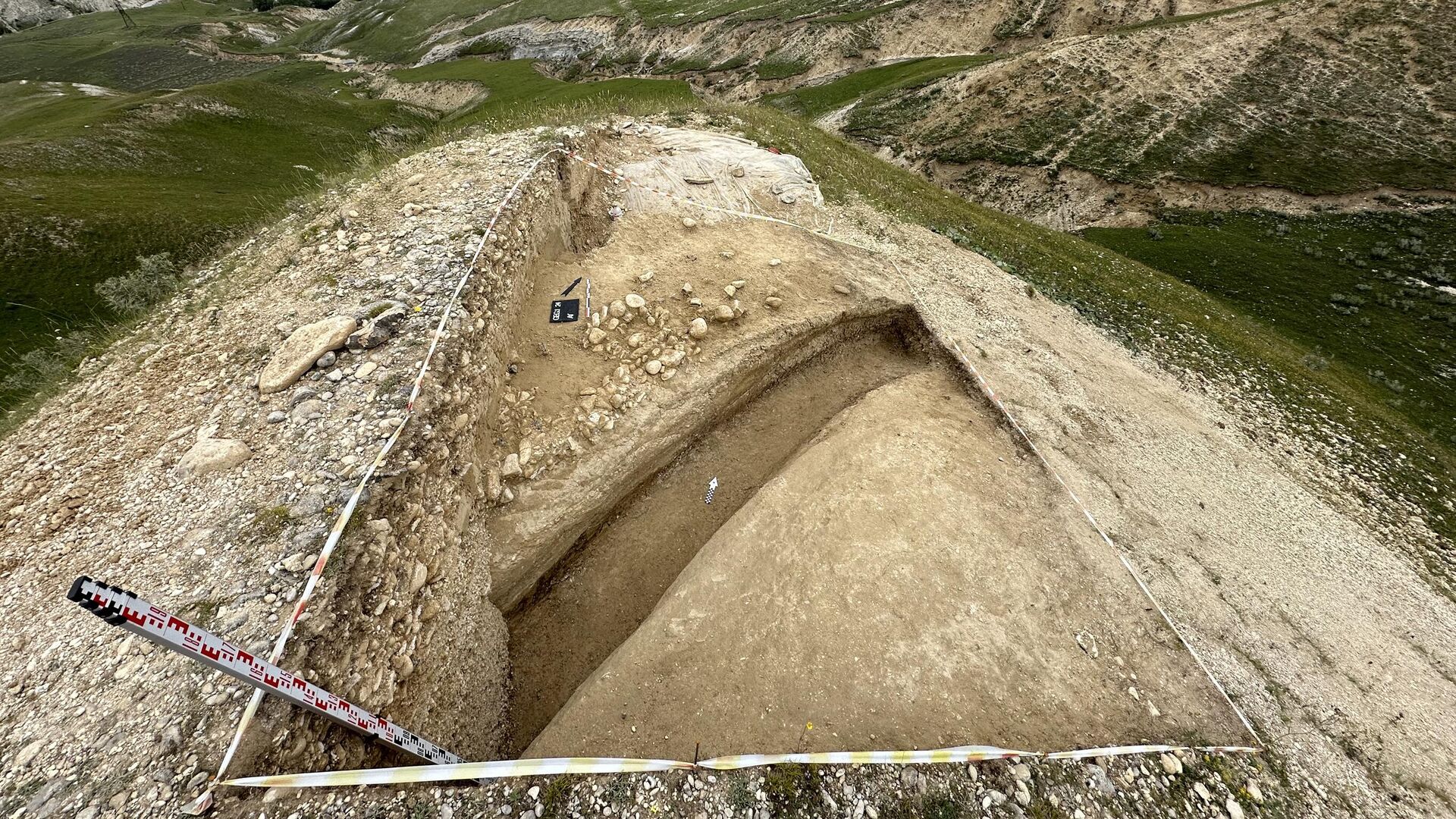 Гегалашур 1, остатки древнего ручья в раскопе 2024 года Гегалашур 1, остатки древнего ручья в раскопе 2024 года - РИА Новости, 1920, 24.02.2025